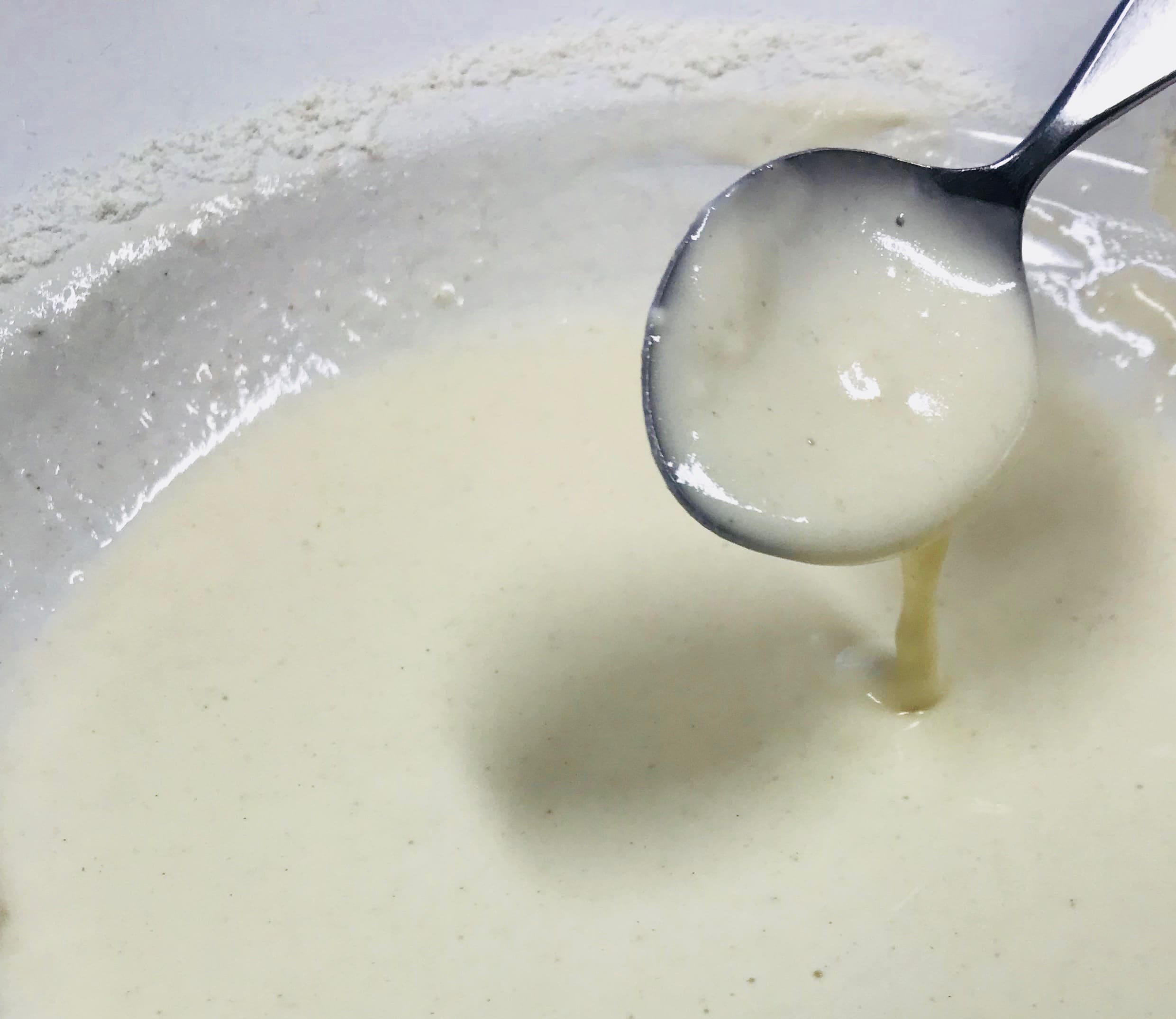 DIY Osterei als Überraschungsei selber machen, Mehlkleister