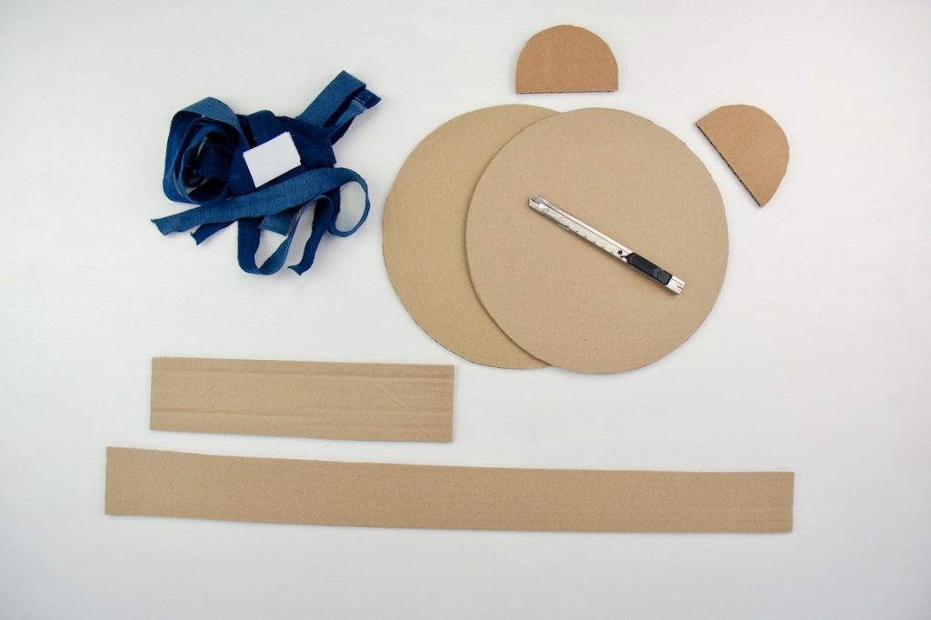 tasche-basteln-mit-kindern-karton-zuschneiden-diy-schritt 1