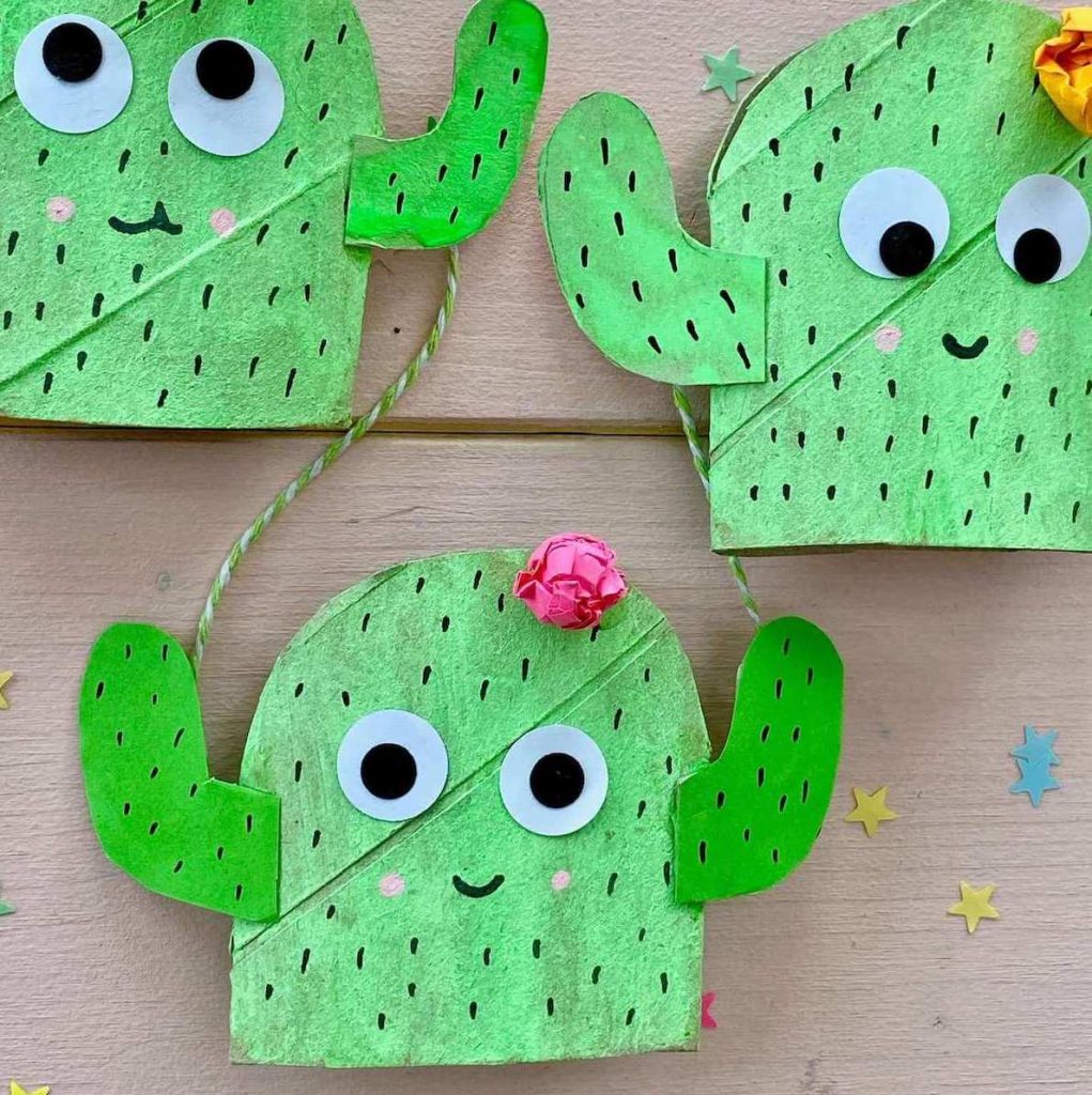 basteln-mit-kinder-sommer-kaktus-fensterdeko-aus-klorollen-recycling-idee